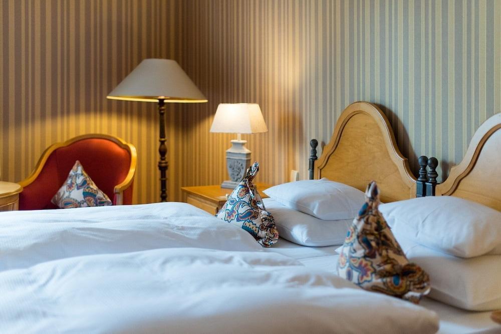 랜드하우스 주 덴 로덴 포어렌 호텔 일젠부르크 외부 사진 A bedroom at the hotel