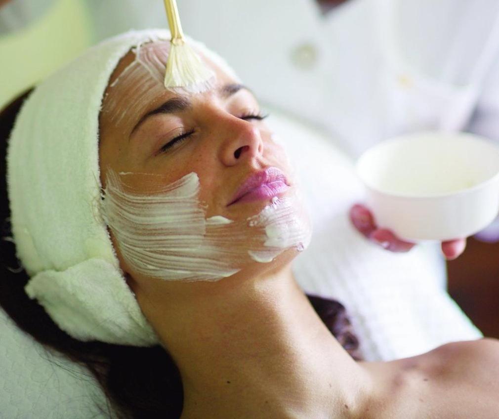 랜드하우스 주 덴 로덴 포어렌 호텔 일젠부르크 외부 사진 A woman receiving a facial treatment