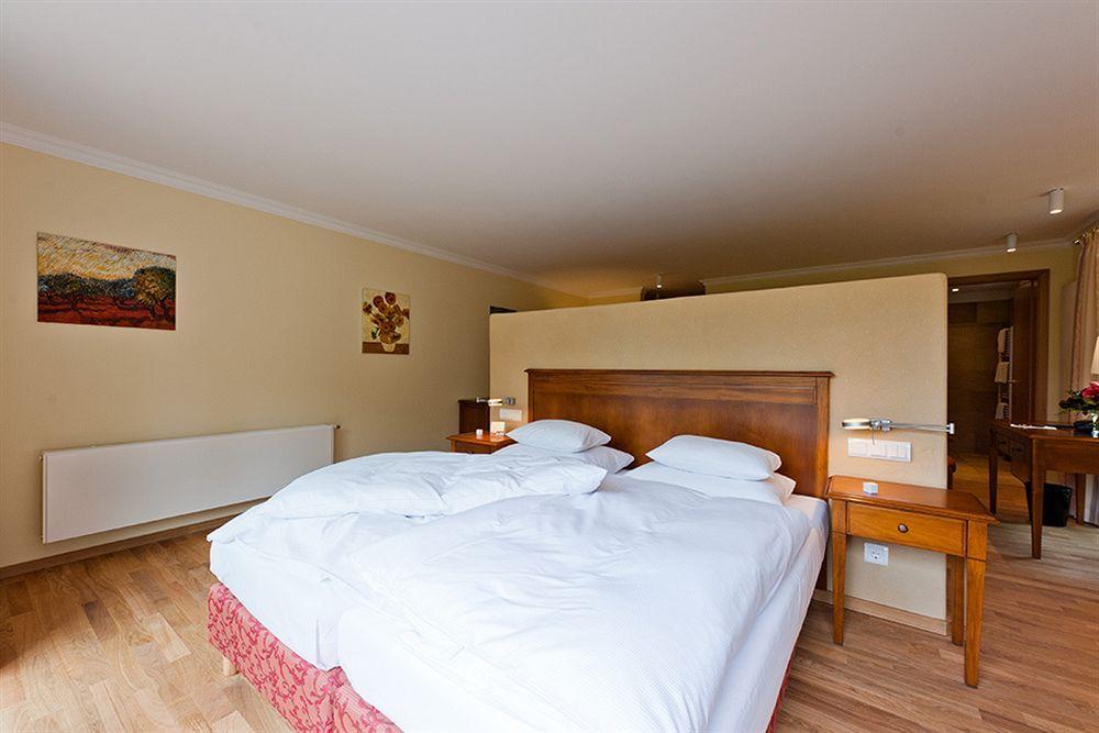 랜드하우스 주 덴 로덴 포어렌 호텔 일젠부르크 외부 사진 A bedroom at the hotel