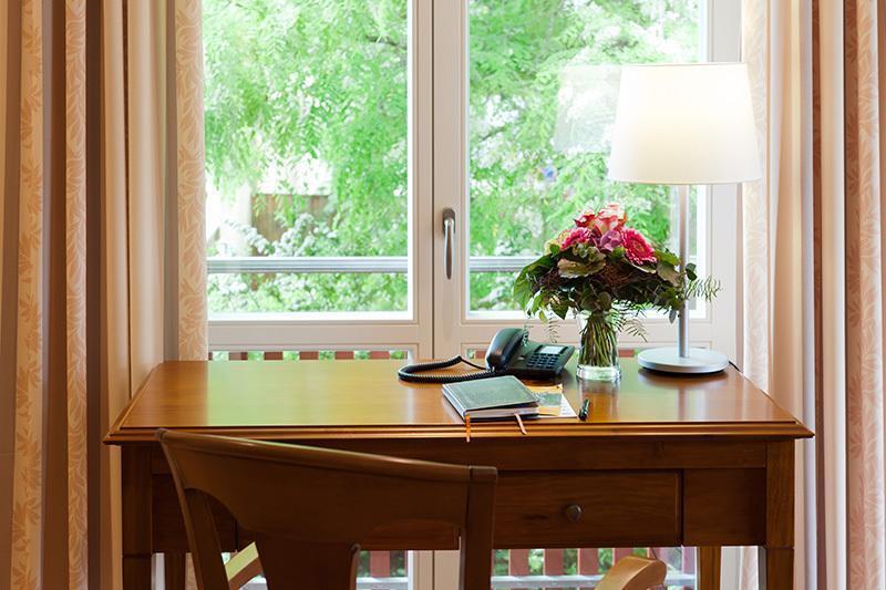 랜드하우스 주 덴 로덴 포어렌 호텔 일젠부르크 외부 사진 A writing desk